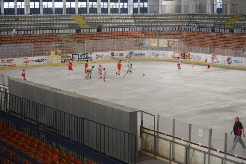 Rămas fără gheață, patinoarul Mihai Flamaropol a ajuns un loc bun pentru partidele de fotbal.