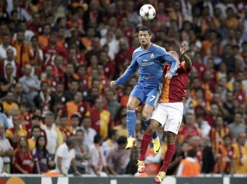 Ronaldo, spectaculos şi în duelurile aeriene, îşi depăşeşte clar adversarul
// Foto: Reuters