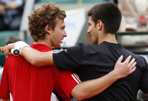 Gulbis (stînga) și Djokovici s-au întîlnit în circuitul profesionist de 5 ori, sîrbul impunîndu-se în patru întîlniri // Foto: Reuters