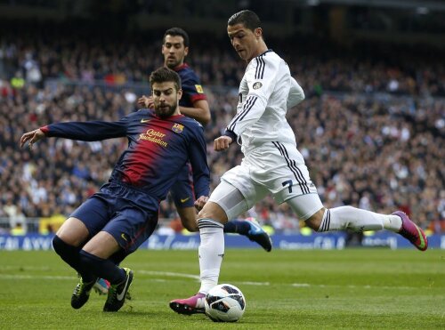 Ronaldo (în duel cu Pique) nu-și face griji. Va rămîne cel mai bine plătit din lume, 17 milioane de euro // Foto: Reuters