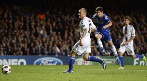 Oscar (în albastru) înscrie mai mult pe 