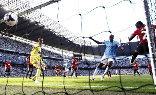 De Gea, portarul lui Man. United, asistă neputincios la golul lui Yaya Toure (dreapta, în albastru). Era 2-0 pentru City // Foto: Reuters