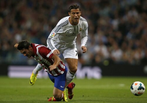 Cristiano (în alb), într-un derby al suferinţei pierdut de Real, 0-1 cu Atletico // Foto: Reuters