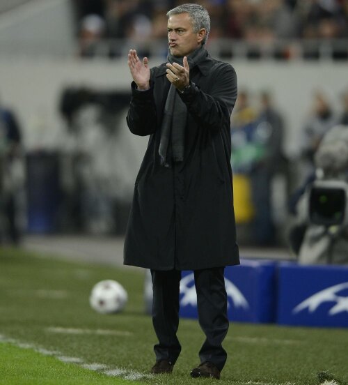 Înaintea meciului, parcă presimțind că nu va avea mari emoții, Mourinho a glumit cu fotoreporterii