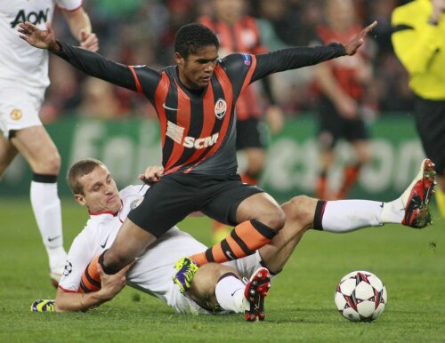 Douglas Costa (faultat din spate de Vidici) s-a agitat mult, dar a realizat puține // Foto: Reuters