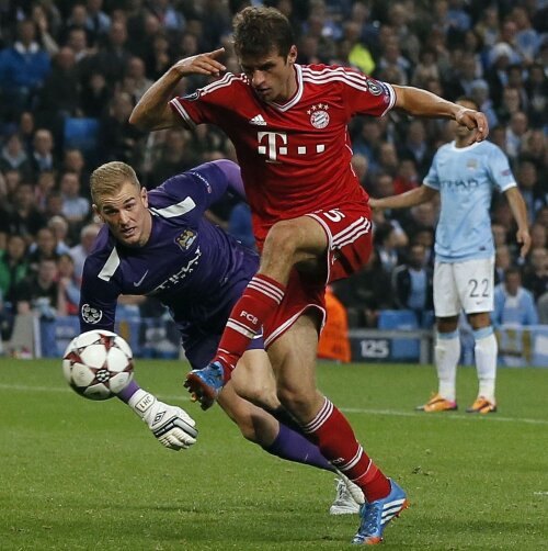 Muller driblează portarul şi înscrie al 17-lea gol al său în Ligă