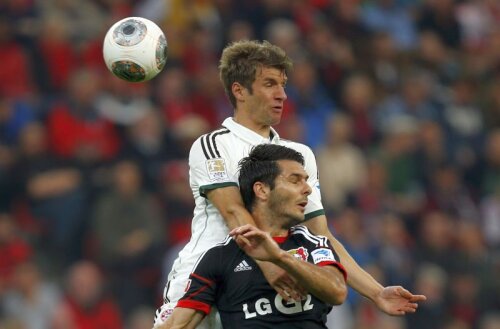 Muller (în alb) a ratat ocazia meciului. La 5 metri de poarta goală, cap peste bară! FOTO: Reuters