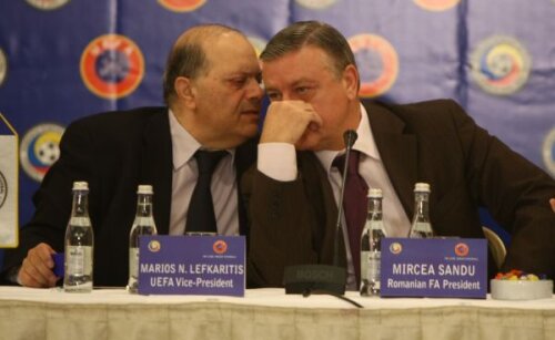 Marios Lefkaritis, aici șușotind cu Mircea Sandu, e în C.Ex. UEFA din 1996 și în C.Ex. al FIFA din 2007
