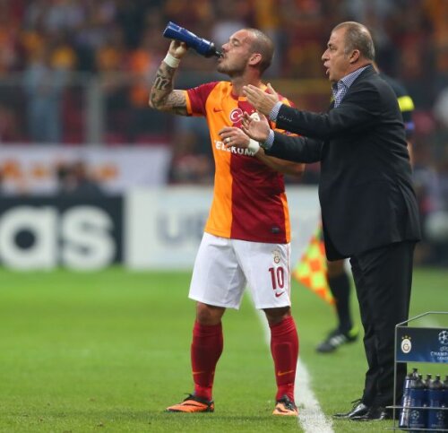 Terim îi explica, dar Sneijder (stînga) nu-l asculta pe antrenorul Galatei
Foto: Reuters