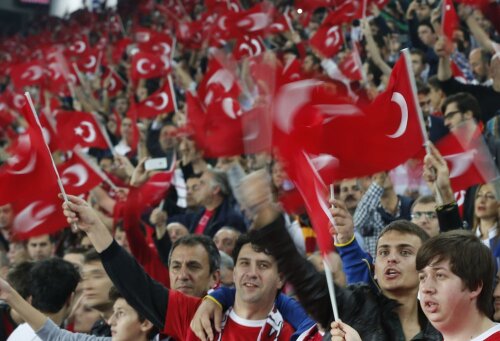 50.000 de steguleţe au fluturat ameninţător pe arena lui Fenerbahce la începutul meciului