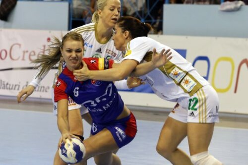 La 18 ani, Ana Maria Tănăsie a debutat în Liga Campionilor, marcînd un gol în disputa cu Thuringer Foto: Mediafax