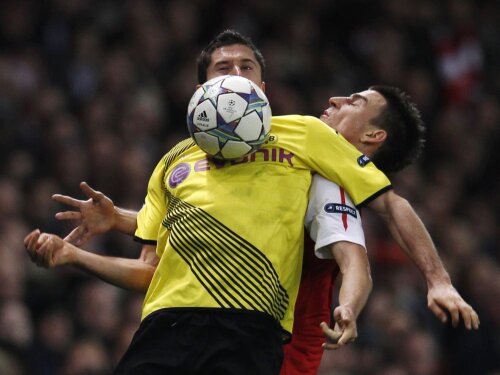 Lewandowski (în duel cu Koscielny) e principala gură de foc a vicecampioanei Europei // Foto: Reuters