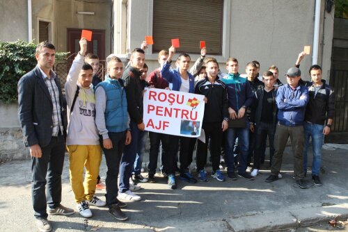 O parte dintre arbitrii care au ieșit în stradă pentru a-l susține pe Oniță și sînt împotriva deciziei AJF Constanța