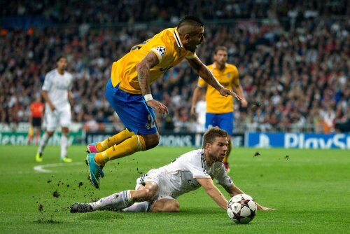 Vidal e împiedicat de Illaramendi și încurcă mingea cu terenul în clipa șutului // Foto: Guliver-Getty Images