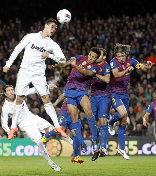 Ronaldo (în alb) e deasupra catalanilor şi înscrie cu capul pe Camp Nou. La Madrid, Cristiano are 4 goluri cu Barca // Foto: Reuters