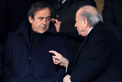 Michel Platini, stînga, îl înțeapă pe Blatter: 