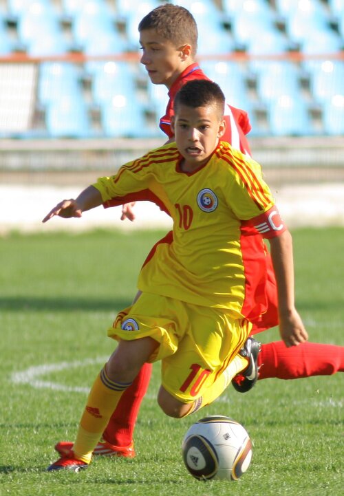 Ianis Hagi, aici în tricoul reprezentivei Under 15 a României, e născut pe 22 octombrie 1998, la Istanbul