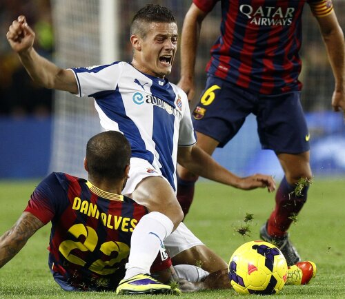 Torje (în duel cu Dani Alves) a primit 2 ași în AS pentru evoluția cu Barca. Pînă vineri prinsese 38 de minute la Espanyol // Foto: Mediafax/AFP