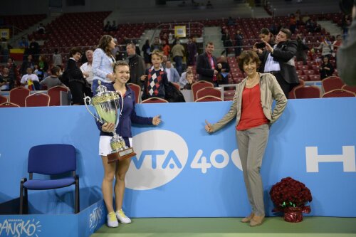 Simona Halep și Virginia Ruzici se bucură împreună pentru trofeul de la Sofia
