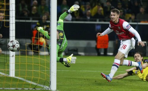Ramsey (dreapta) a dat cu capul al 11-lea gol în toate compețiile pentru Arsenal în acest sezon // Foto: Reuters