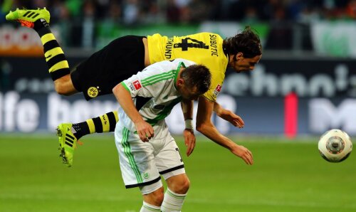 Subotici (galben-negru) îşi pierde echilibrul în duelul cu Olici // Foto: Reuters