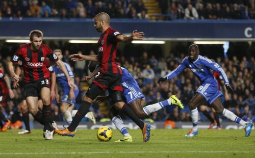 Ramires (albastru) intră în adversar şi cade. Penalty transformat de Hazard: 2-2