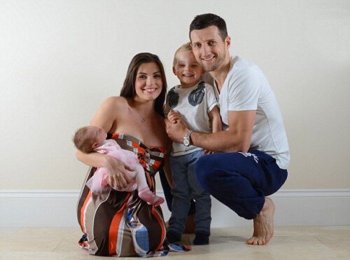 Carl Froch împreună cu partenera lui, modelul Rachel Cordingley, şi cei doi copii, bebeluşul Natalie şi Rocco, 3 ani // Foto: Daily Mail