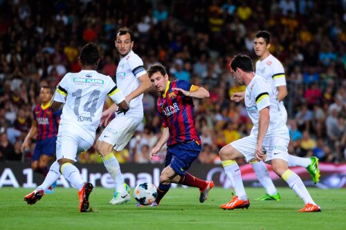 Messi (în centru) e pus mereu sub o presiune enormă în joc, fiind permanent înconjurat de adversari  // Foto: Guliver/GettyImages