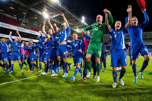 Islandezii celebrează calificarea la baraj și vizează o prezență în premieră la un turneu final // Foto: Reuters