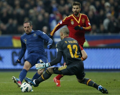 Ribery şi o mare ocazie, care ar fi putut califica Franţa direct la CM: singur cu Valdes, portarul Spaniei, la 0-0 (la final, 0-1) // Foto: Reuters