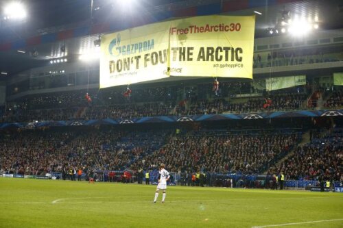 5 minute a fost întrerupt Basel - Schalke de acţiunea Greenpeace, cu bannerul 