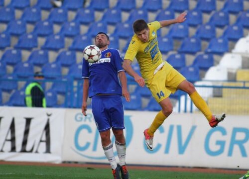 Stoianof (în albastru) a marcat primul său gol din campionat, însă n-a avut motive de bucurie la final
