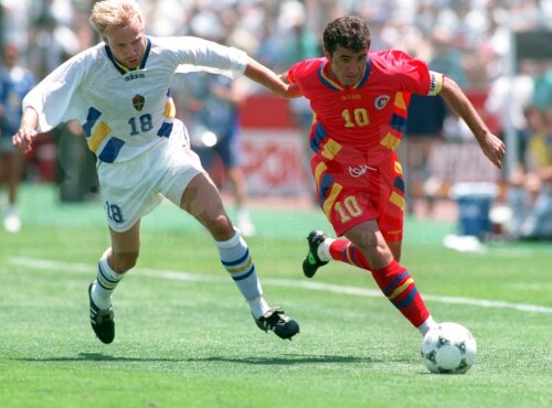 Gheorghe Hagi în duel cu Hakan Mild în celebrul România-Suedia de la CM 1994
