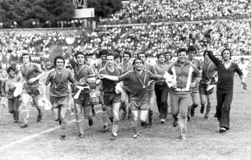 Doru Văetişi, al doilea din partea dreaptă, a fost masorul Universităţii în perioada de glorie a echipei