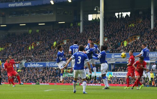 Suarez profită de greşeala de plasament a lui Pienaar (ultimul din stînga în zidul albaştrilor). Everton - Liverpool 1-2 // Foto: Guliver/GettyImages