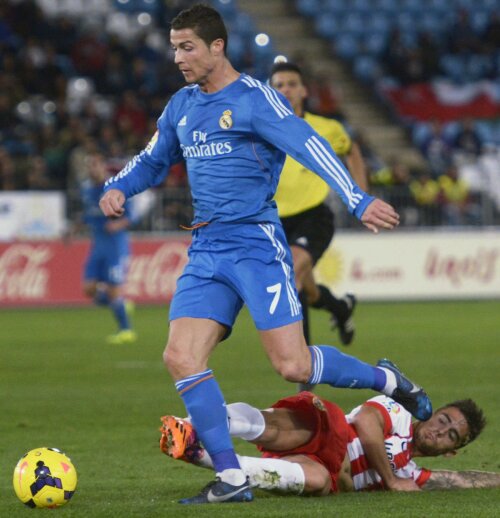 Cristiano, care a marcat sîmbătă al 67-lea gol din 2013, a fost vînat şi de fundaşii Almeriei // Foto: Reuters