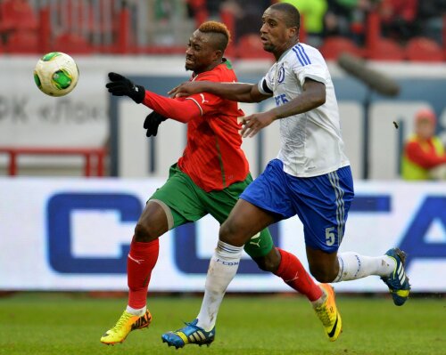 De fratele lui Ousmane N'Doye (stînga) de temea Petrescu. Şi atacantul lui Lokomotiv l-a taxat // Foto: Guliver/GettyImages