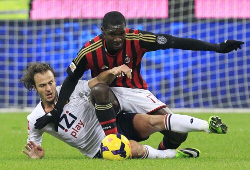Zapata (dreapta) îl opreşte cu greu pe Gilardino, atacantul genovezilor // Foto: Reuters