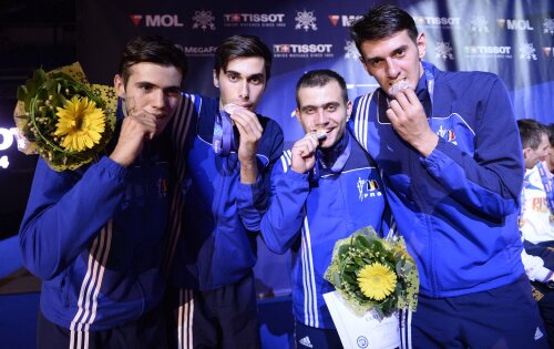 Iulian Teodosiu, Ciprian Gălățanu, Tiberiu Dolniceanu și Alin Badea (de la stînga la dreapta) mușcînd din medaliile de la argint de la CM // Foto: Raed Krishan