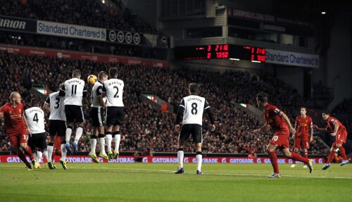 Mingea lui Suarez (dreapta) are absolut tot la cote maxime: efect, tărie, înălţime, plasament. Lovitura liberă fără cusur