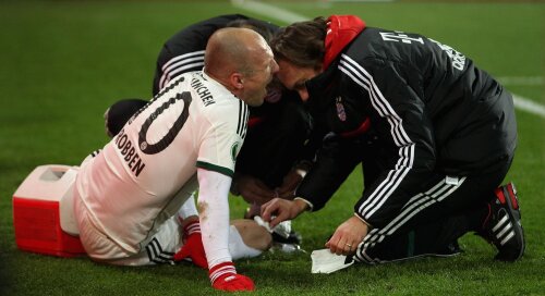 Robben urlă de durere, medicii încearcă să-i oprească sîngerarea // Foto: Guliver/GettyImages