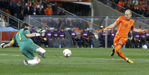 O fază decisivă la finala din 2010: Casillas blochează şutul lui Robben (dreapta) // Foto: Reuters