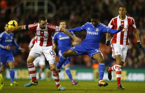 Eto'o (dreapta) n-a reușit decît 4 goluri în acest sezon pentru Chelsea, două contra lui Schalke la Londra // Foto: Reuters