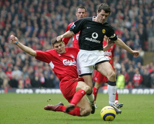 Keane, aici contrat de Gerrard (Liverpool), a îmbrăcat 12 ani tricoul lui Man. United // Foto: Reuters