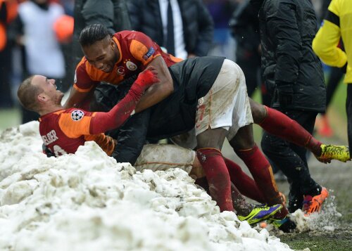 Sneijder se bucură în nămeții de pe margine cu Drogba, ce i-a pasat decisiv // Foto: Gulliver/Getty Images