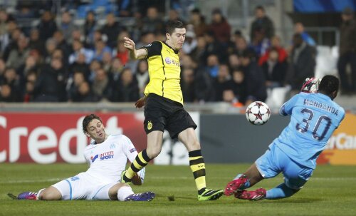 Lewandowski (în galben) e mai rapid ca Mandanda şi deschide scorul // Foto: Reuters