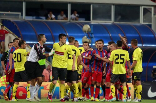 Greșelile lui Radu Petrescu din meciul tur i-au tensionat pe jucătorii ambelor echipe
