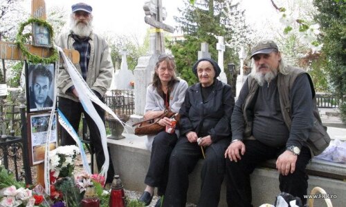 Familia lui Anton Groman, la mormânt la parastasul de un an al fostului rugbyst, decedat în aprilie 2011, la 86 de ani // Foto: Federaţia Română de Rugby