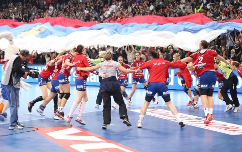 Hora bucuriei la Belgrad. În faţa a 16.500 de spectatori, handbalistele gazdă exultă după ce au eliminat Norvegia // Foto: Marius Ionescu (Belgrad)