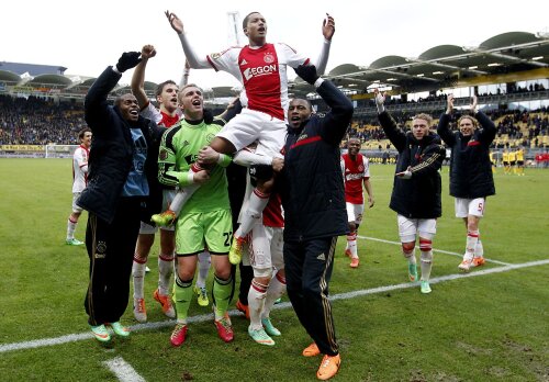 Riedewald, purtat pe braţe de coechipierii de la Ajax // Foto: De Telegraaf